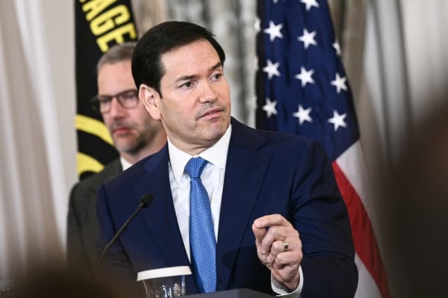 El secretario de Estado de los Estados Unidos, Marco Rubio, pronuncia unas palabras en la ceremonia de izada de bandera en honor a los rehenes y detenidos injustamente de los Estados Unidos, celebrada en el Departamento de Estado en Washington D. C. el 9 de marzo de 2026. (Brendan SMIALOWSKI / AFP a través de Getty Images)