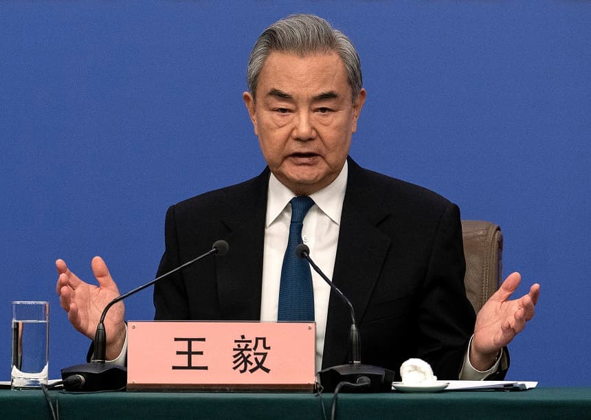 El ministro de Relaciones Exteriores chino, Wang Yi, responde a una pregunta en una conferencia de prensa con medios de comunicación nacionales y extranjeros en el marco de la Asamblea Popular Nacional, el 8 de marzo de 2026 en Beijing, China. (Kevin Frayer/Getty Images)