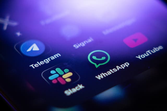 En esta ilustración fotográfica, se ve la aplicación de mensajería Whatsapp en la pantalla de un teléfono móvil el 11 de noviembre de 2025 en Estambul, Turquía. (Ilustración fotográfica de Chris McGrath/Getty Images)