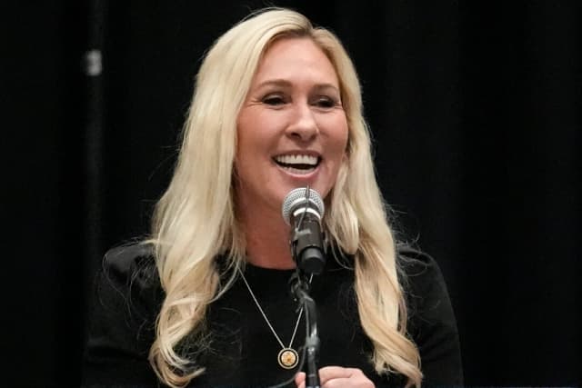 La representante Marjorie Taylor Greene, republicana por Georgia, habla durante una reunión pública en Acworth, Georgia, el 15 de abril de 2025. (Foto AP/Mike Stewart)
