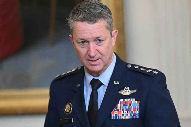 El presidente del Estado Mayor Conjunto, general Dan Caine, llega a la ceremonia de entrega de la Medalla de Honor organizada por el presidente de los Estados Unidos, Donald Trump, en el Salón Este de la Casa Blanca el 2 de marzo de 2026, en Washington, D.C. (SAUL LOEB / AFP a través de Getty Images)