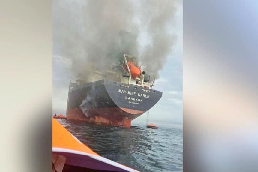 El buque de carga Mayuree Naree, con bandera tailandesa, envuelto en humo negro en el estrecho de Ormuz, el 11 de marzo de 2026. (Armada Real Tailandesa/Comunicado vía Reuters).