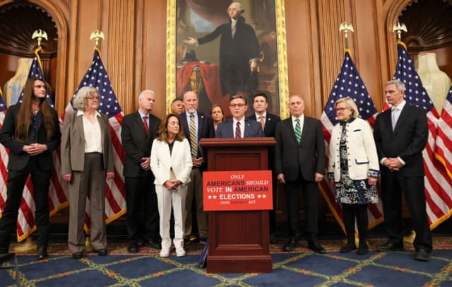 El presidente de la Cámara de Representantes, Mike Johnson, habla durante una conferencia de prensa sobre la aprobación de la Ley SAVE America en el Capitolio de Estados Unidos, en Washington, el 11 de febrero de 2026. (Michael M. Santiago/Getty Images)