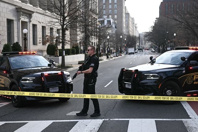 Un miembro del Servicio Secreto de Estados Unidos vigila la escena después de que un vehículo chocara contra una barricada de seguridad cerca de la Casa Blanca en Washington, D.C., el 11 de marzo de 2026.(Brendan SMIALOWSKI / AFP vía Getty Images)