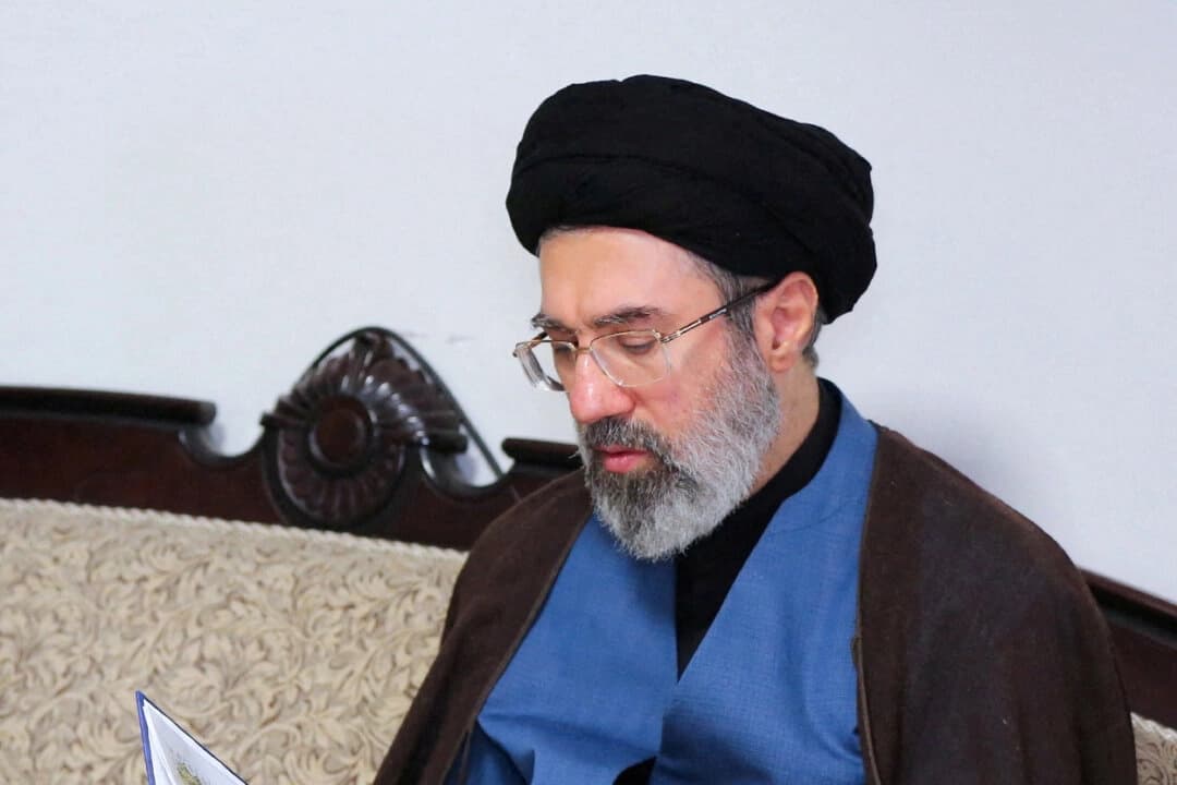 Mojtaba Khamenei, el segundo hijo del difunto líder supremo de Irán, el ayatolá Alí Khamenei, visita la oficina de Hezbolá en Teherán, Irán, el 1 de octubre de 2024. (Oficina del Líder Supremo de Irán/WANA/Folleto vía Reuters).