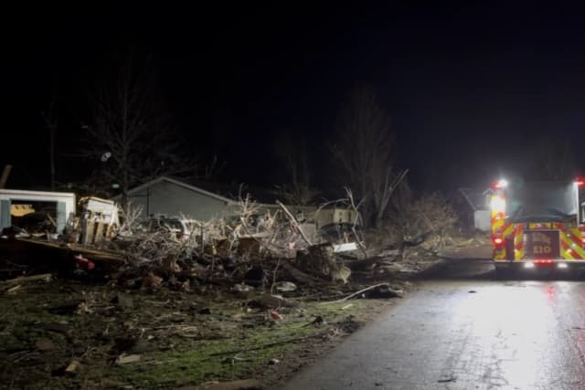 Un camión de bomberos entre los restos del tornado en Kankakee, Illinois, el 10 de marzo de 2026. (Cortesía de Rob McBay).