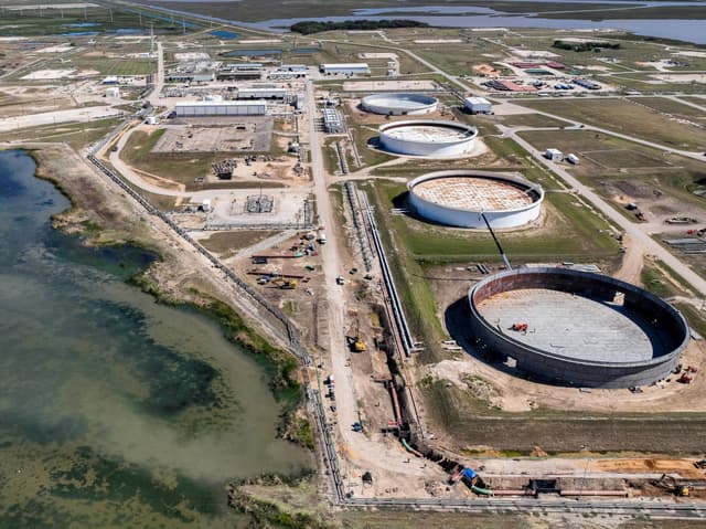 En una vista aérea, se ve el almacén de la Reserva Estratégica de Petróleo en el emplazamiento de Bryan Mound el 19 de octubre de 2022 en Freeport, Texas. (Foto de Brandon Bell/Getty Images)