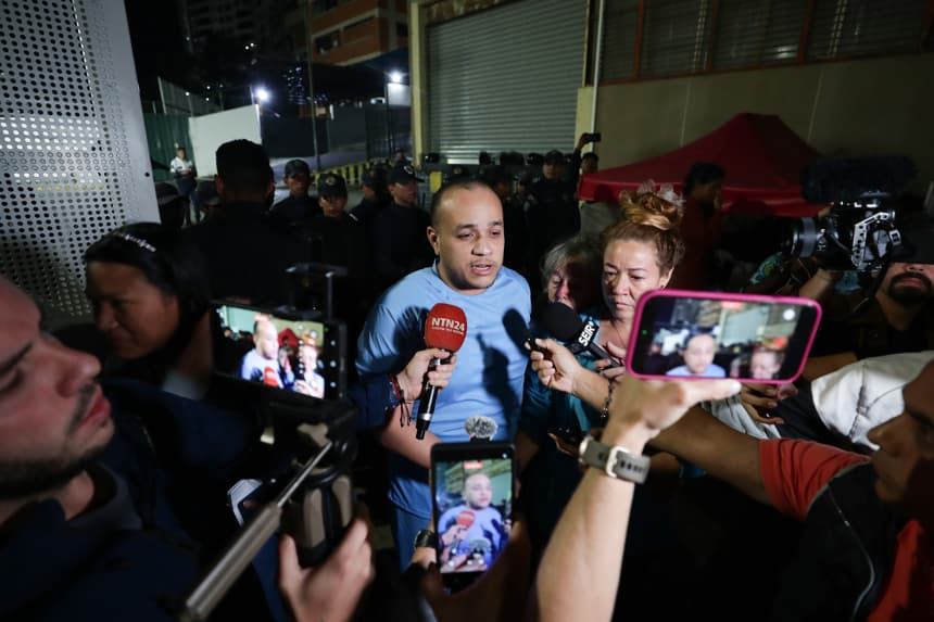 Renny Chourio (c) habla con los medios este sábado, al ser liberado del centro penitenciario de la Policía Nacional Bolivariana (PNB) conocido como zona 7 este sábado, en Caracas, Venezuela. (EFE/ Ronald Peña R)