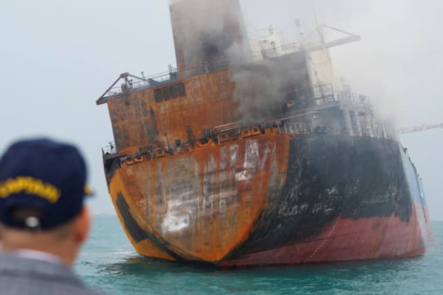 Un petrolero dañado en aguas territoriales iraquíes, tras unos ataques no identificados que tuvieron como objetivo dos petroleros extranjeros, cerca de Basora, Irak, el 12 de marzo de 2026. (Mohammed Aty/Reuters).