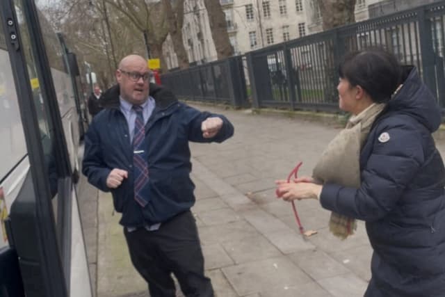Zhang Chunping (derecha) habla con un conductor de autobús que, según ella, la agredió frente al Museo Británico de Londres, el 23 de febrero de 2026. (Cortesía de Austin Tang)