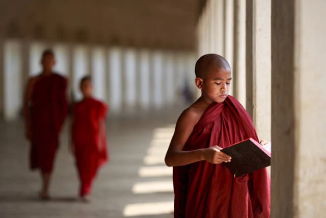 Las tradiciones monásticas han enseñado durante mucho tiempo que tener menos posesiones puede liberar la mente y el corazón para objetivos más elevados. (hamadalzaabi/Shutterstock)