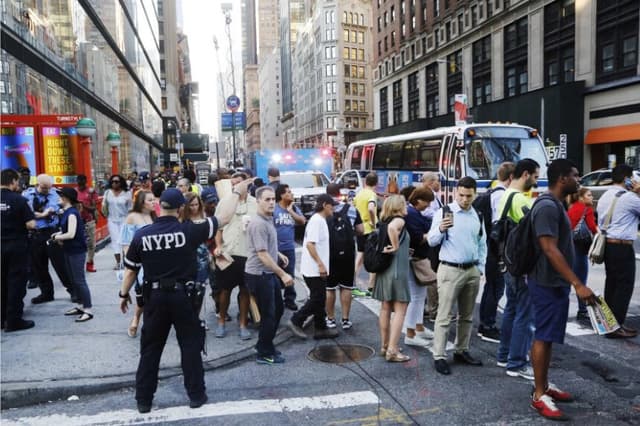 La policía aleja a los peatones de Columbus Circle, el 21 de julio de 2016, en Nueva York. ( Mark Lennihan/AP)