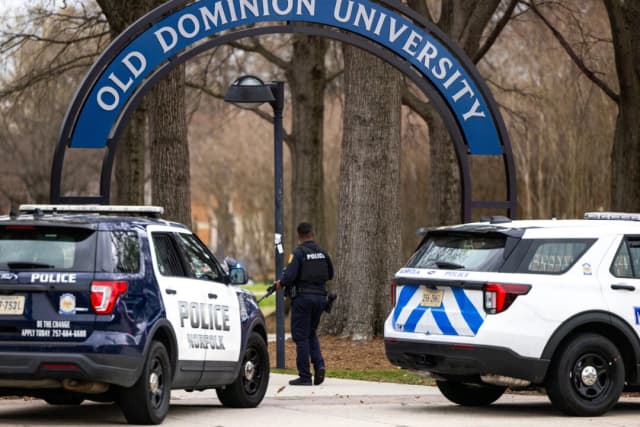 La policía llega al campus de la Universidad Old Dominion tras los informes de un tirador activo, en Norfolk, Virginia, el 12 de marzo de 2026. (Kendall Warner/The Virginian-Pilot vía AP)