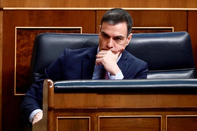 El presidente del Gobierno español, Pedro Sánchez, escucha durante la sesión plenaria extraordinaria en Madrid el 18 de marzo de 2020. Mariscal - (Pool/Getty Images)