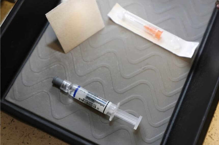 Una vacuna contra la influenza en el consultorio de un médico en Coral Gables, Florida, el 15 de septiembre de 2025. (Joe Raedle/Getty Images)