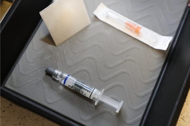 Una vacuna contra la influenza en el consultorio de un médico en Coral Gables, Florida, el 15 de septiembre de 2025. (Joe Raedle/Getty Images)