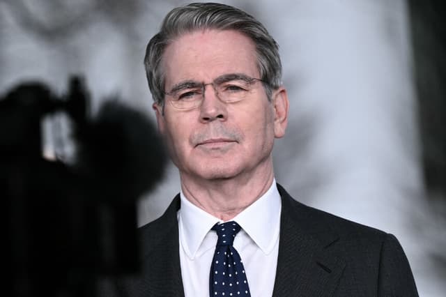 El secretario del Tesoro de EE. UU., Scott Bessent, concede una entrevista televisiva en la Casa Blanca, en Washington, D. C., el 6 de marzo de 2026. (Brendan SMIALOWSKI / AFP vía Getty Images)