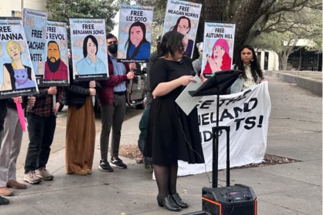 Un grupo conocido como Prairieland Defendants protesta a favor de presuntos miembros de Antifa frente al tribunal federal en Fort Worth, Texas, el 24 de febrero de 2026. (Darlene McCormick Sanchez/The Epoch Times).