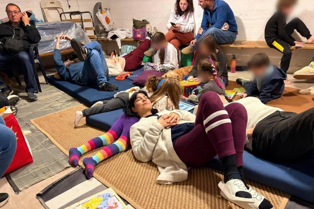 Entre sirenas: La vida en los refugios israelíes bajo el fuego de misiles iraníes