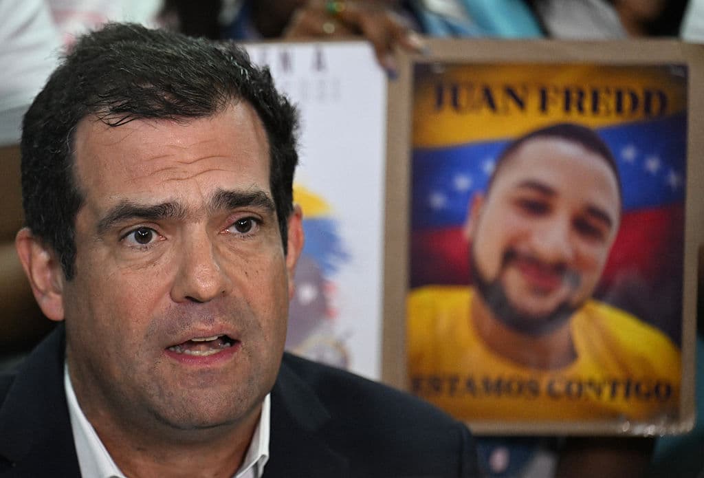 El abogado venezolano Alfredo Romero, presidente de la ONG Foro Penal, habla durante una conferencia de prensa en Caracas el 20 de febrero de 2026. La Asamblea Nacional de Venezuela aprobó por unanimidad el 19 de febrero una ley de amnistía largamente esperada que podría liberar a cientos de presos políticos encarcelados por ser detractores del gobierno. (Juan Barreto / AFP vía Getty Images)