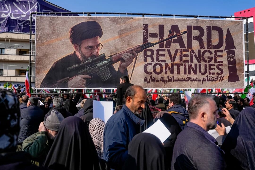 Una pancarta con la imagen del nuevo líder del régimen iraní, el ayatolá Mojtaba Jamenei, en Teherán, Irán, el 11 de marzo de 2026.(Khoshiran/Middle East Images/AFP vía Getty Images)