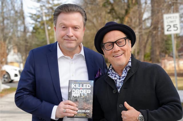 El comediante y actor Rob Schneider (derecha) y Jan Jekielek, editor senior de Epoch Times y presentador de "American Thought Leaders", en Phoenix el 19 de noviembre de 2025. (Tal Atzmon/The Epoch Times)