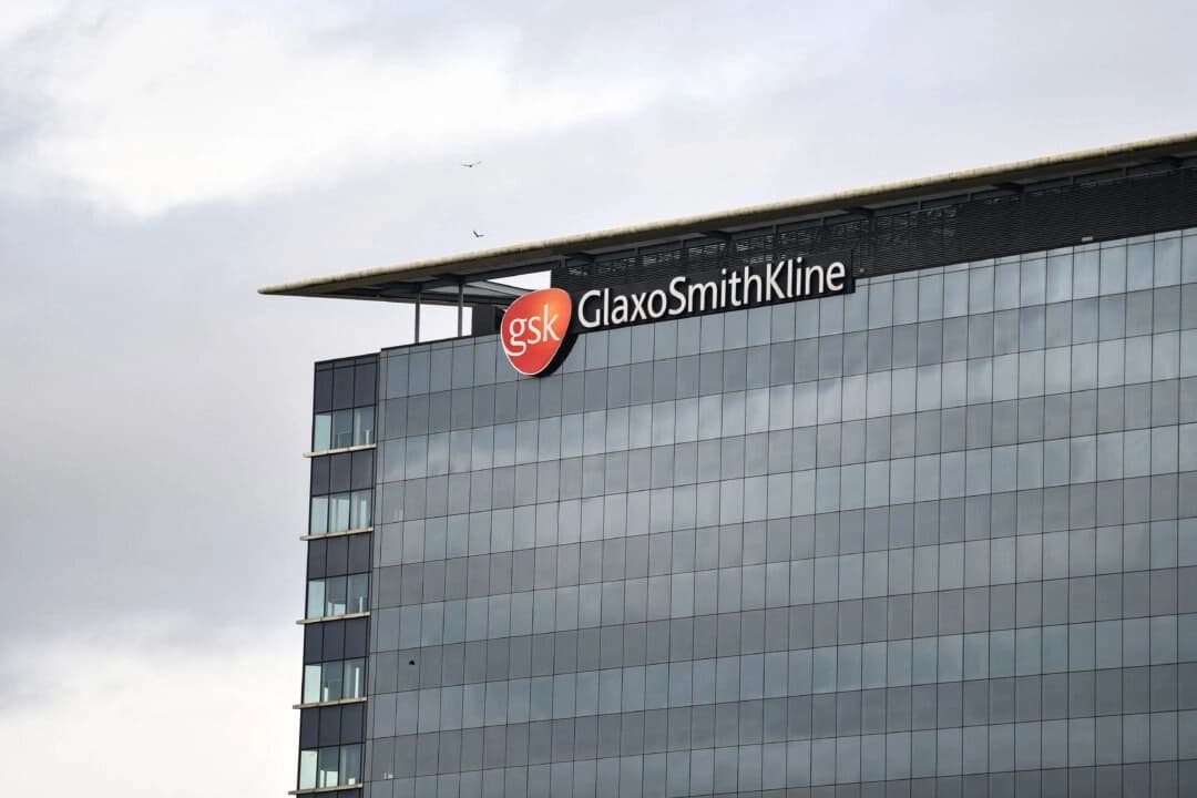El logotipo de la multinacional farmacéutica británica GlaxoSmithKline en lo alto de su sede en Londres el 2 de febrero de 2022. (Justin Tallis/AFP vía Getty Images)