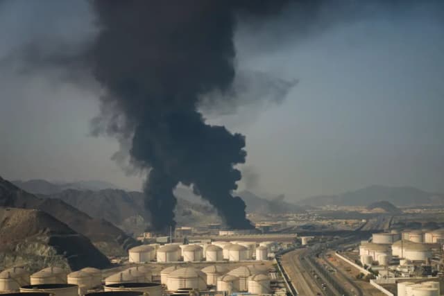El 14 de marzo de 2026, se observan llamas y columnas de humo que se elevan desde una instalación petrolera en Fujairah, Emiratos Árabes Unidos. (Foto de Altaf Qadri/AP).