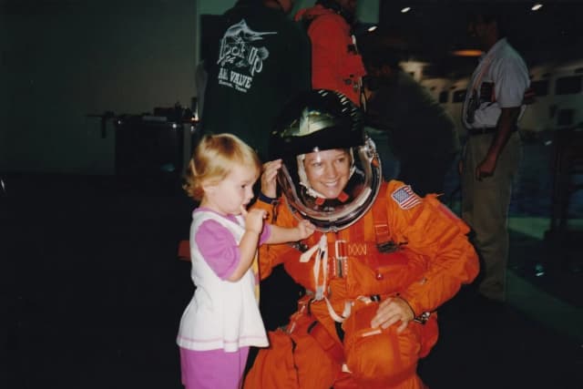 Eileen Collins, con su hija Bridget, de 3 años en aquel entonces, en 1998. (Cortesía de Haviland Digital en colaboración con Tigerlily Productions)