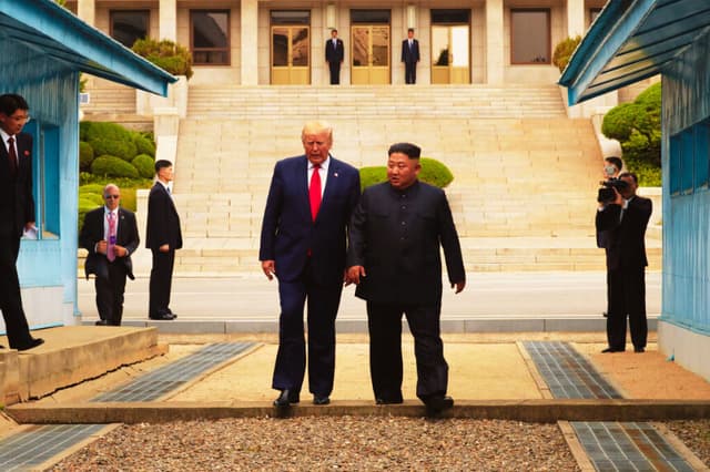 Una foto de archivo proporcionada por Dong-A Ilbo del líder norcoreano Kim Jong Un y el presidente de EE. UU. Donald Trump dentro de la zona desmilitarizada (DMZ) que separa a Corea del Sur y Corea del Norte el 30 de junio de 2019 en Panmunjom, Corea del Sur. (Dong-A Ilbo vía Getty Images/Getty Images)