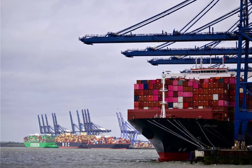 Los portacontenedores Ever Gentle, MSC Kayley, Traiguen y ZeusS Lumos, todos registrados bajo bandera de Liberia, aparecen amarrados en el puerto de carga más grande del Reino Unido, en Felixstowe, en la costa este de Inglaterra, el 12 de marzo de 2026. (Ben Stansall/AFP via Getty Images)