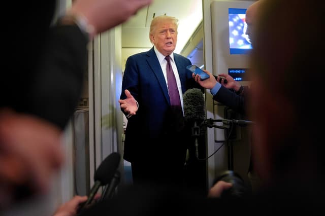 EN VUELO - 15 DE MARZO: El presidente de Estados Unidos, Donald Trump, habla con los medios de comunicación a bordo del Air Force One el 15 de marzo de 2026, mientras se dirige a la Base Conjunta Andrews, en Maryland, desde West Palm Beach, Florida. El presidente Trump regresó a Washington D. C. el domingo tras un viaje de fin de semana a Florida. (Foto de Nathan Howard/Getty Images)