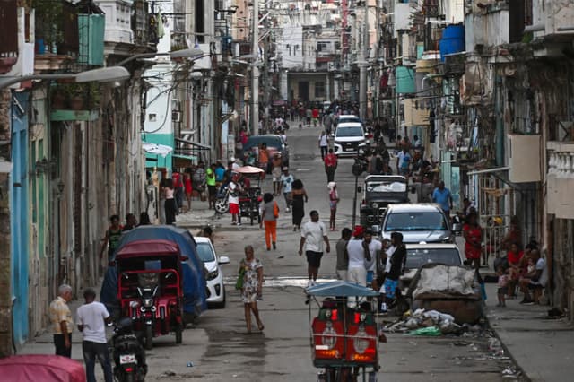 Vista de una calle de La Habana durante un apagón el 16 de marzo de 2026. (YAMIL LAGE / AFP vía Getty Images)
