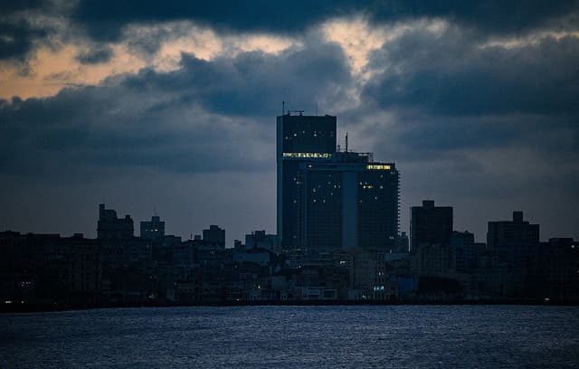 Vista de edificios durante un apagón en La Habana el 4 de marzo de 2026. (Foto de Adalberto ROQUE / AFP vía Getty Images)