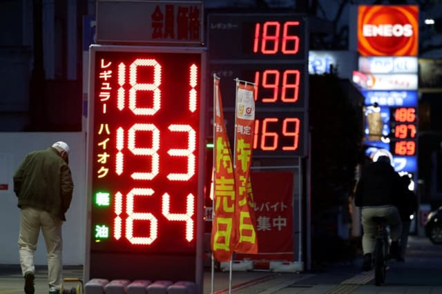 Carteles muestran los precios del combustible fuera de las gasolineras, en medio del conflicto entre Estados Unidos e Israel con Irán, en Tokio el 13 de marzo de 2026. (Issei Kato/Reuters)