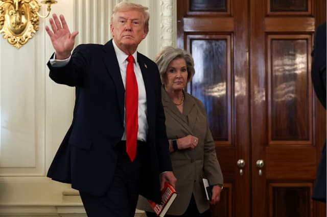 El presidente de Estados Unidos, Donald Trump, se retira con la jefa de gabinete de la Casa Blanca, Susie Wiles, tras una mesa redonda en la White House, el 8 de octubre de 2025 en Washington. (Anna Moneymaker/Getty Images).