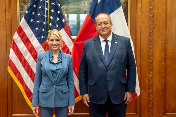 Fotografía cedida por la Fiscalía de Chile que muestra a la fiscal general de Estados Unidos, Pam Bondi, y al fiscal nacional chileno, Ángel Valencia, posando durante una reunión este lunes 16 de marzo de 2026 en Washington, Estados Unidos. La Fiscalía de Chile pidió a Estados Unidos interrogar al expresidente venezolano Nicolás Maduro, preso en una cárcel de Nueva York, por el caso del asesinato en febrero de 2024 del exmilitar venezolano Ronald Ojeda, quien se encontraba en Santiago como asilado. (EFE/ Fiscalía de Chile)