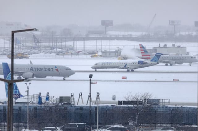 Varios aviones ruedan por las pistas tras una tormenta de nieve invernal que afectó a la zona del Aeropuerto Internacional O'Hare el 30 de noviembre de 2025 en Chicago, Illinois. (Jim Vondruska/Getty Images).