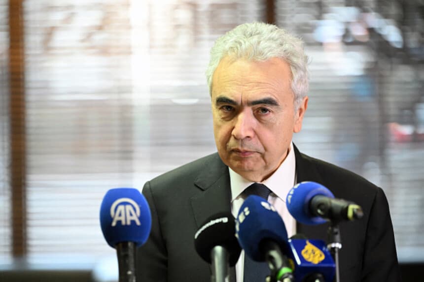 El director ejecutivo de la Agencia Internacional de la Energía (AIE), Fatih Birol, ofrece una rueda de prensa en Bruselas el 6 de marzo de 2026. (Nicolas TUCAT / AFP vía Getty Images).