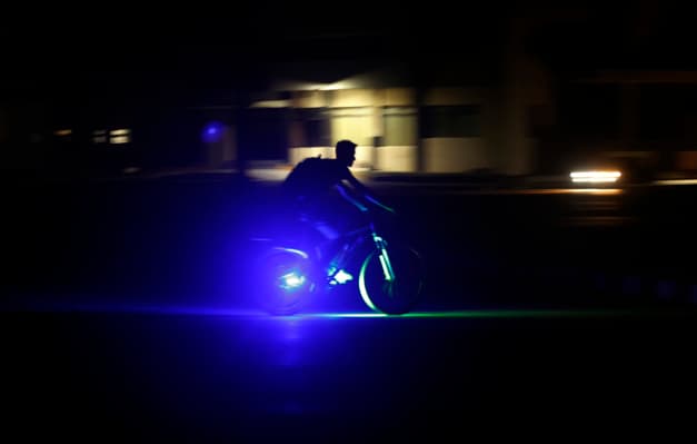 Una persona pasa en bicicleta por una calle en medio de un apagón, este lunes, en La Habana. (EFE/ Ernesto Mastrascusa)