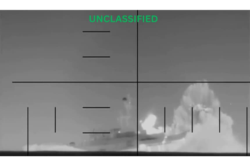 La vista desde un submarino estadounidense no identificado tras un ataque a un buque de guerra iraní en el Océano Índico durante la Operación Furia Épica, publicada el 4 de marzo de 2026. (Oficina del Secretario de Guerra a través de DVIDS)