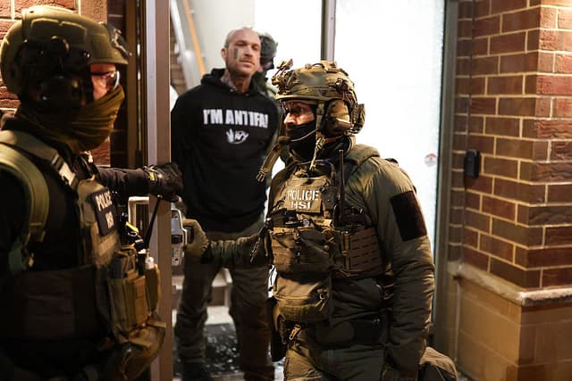 Agentes federales de Investigaciones de Seguridad Nacional (HSI) detienen a un manifestante que llevaba una camiseta de «Antifa» frente a un edificio residencial en Minneapolis, Minnesota, el 5 de febrero de 2026. (Foto de CHARLY TRIBALLEAU / AFP vía Getty Images)