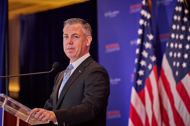 El senador Jim Banks interviene en la Conferencia Nacional del Conservadurismo, en Washington D.C., el 3 de septiembre de 2025. (DOMINIC GWINN/Middle East Images/AFP vía Getty Images)