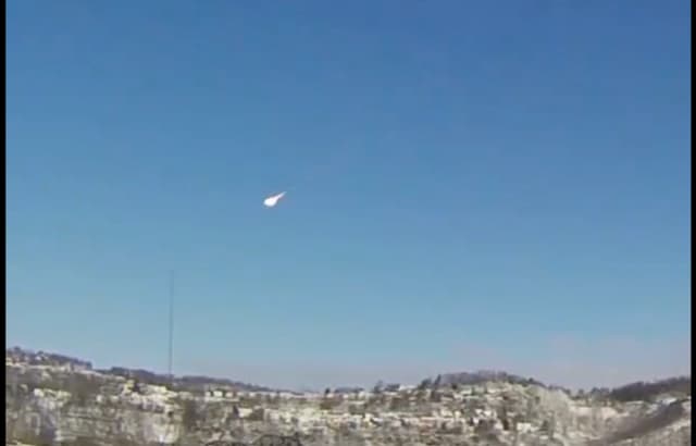 Imágenes de un meteorito que se desintegró en los cielos del medio oeste estadounidense, captadas por la Oficina del Servicio Meteorológico Nacional en Pittsburgh el 17 de marzo de 2026. (Captura de pantalla/NWS Pittsburgh).