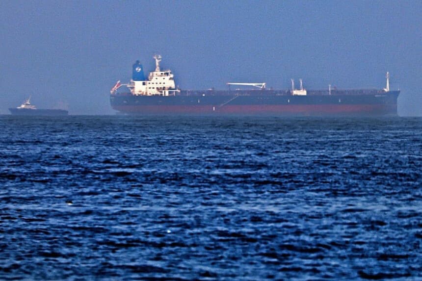 Una fotografía tomada el 3 de agosto de 2021 muestra al petrolero MT Mercer Street, de propiedad japonesa y vinculado a Israel, frente al puerto del emirato de Fujairah, en los Emiratos Árabes Unidos. - El 29 de julio, dos tripulantes del petrolero MT Mercer Street, gestionado por la empresa de un destacado empresario israelí, murieron en lo que parece ser un ataque con drones frente a las costas de Omán, según informan el operador del buque, con sede en Londres, y el ejército estadounidense, mientras que Israel culpa a Irán. (Foto de KARIM SAHIB/AFP vía Getty Images).