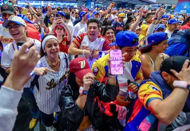 La líder opositora venezolana y premio nobel de la paz, María Corina Machado, se sumó este martes al júbilo de miles de compatriotas residentes en Miami por la conquista de su país, por primera vez, del Clásico Mundial de Béisbol con una victoria por 3-2 sobre Estados Unidos en el loanDepot park. (EFE/EPA/CRISTOBAL HERRERA-ULASHKEVICH)