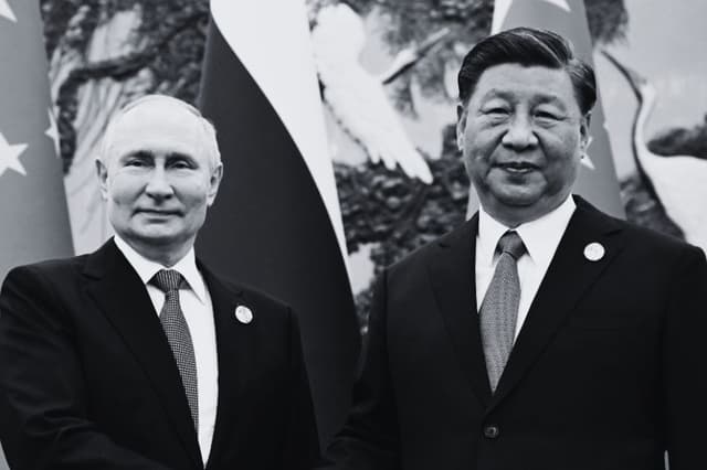 Esta fotografía de fondo distribuida por la agencia estatal rusa Sputnik muestra al presidente de Rusia, Vladimir Putin, y al presidente de China, Xi Jinping, estrechándose la mano durante una reunión en Beijing, el 18 de octubre de 2023. (SERGEI GUNEYEV/POOL/AFP vía Getty Images)