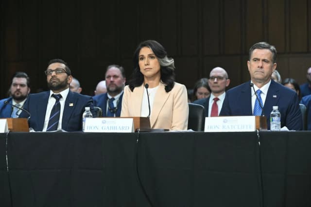 (De izquierda a derecha) El director del FBI, Kash Patel, la directora de Inteligencia Nacional, Tulsi Gabbard, y el director de la CIA, John Ratcliffe, se preparan para testificar ante el Comité de Inteligencia del Senado en la audiencia sobre "Amenazas Mundiales", en el Capitolio en Washington, el 25 de marzo de 2025. (Saul Loeb/AFP vía Getty Images).