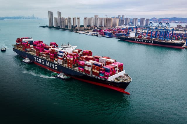 Un buque de carga entra en el puerto de Qingdao, en la provincia de Shandong, China, el 13 de octubre de 2025. (-/AFP vía Getty Images).