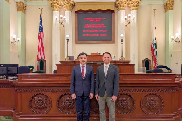 El director general Wu Chih-hsiang (izquierda), de la Oficina Económica y Cultural de Taipéi en San Francisco, y el diputado estatal Tri Ta en el Capitolio del Estado de California el 10 de marzo de 2026. (Cortesía de la Oficina Económica y Cultural de Taipéi en San Francisco).